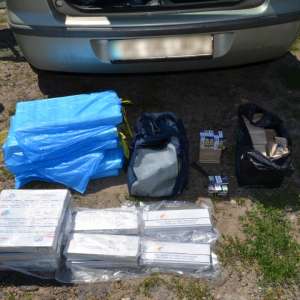 Cartușe cu ţigarete, descoperite într-un autoturism la Iași