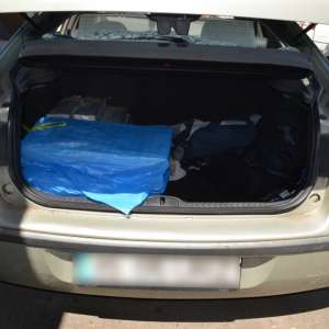 Cartușe cu ţigarete, descoperite într-un autoturism la Iași