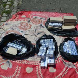 Cartușe cu ţigarete, descoperite într-un autoturism la Iași