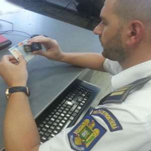 Carte de identitate românescă falsă, descoperită la controlul de frontieră