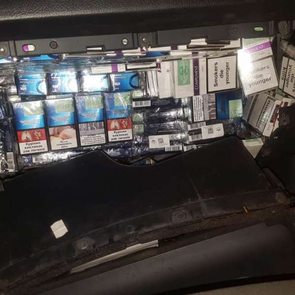 Țigări ascunse într-un autoturism, descoperite la P.T.F. Halmeu