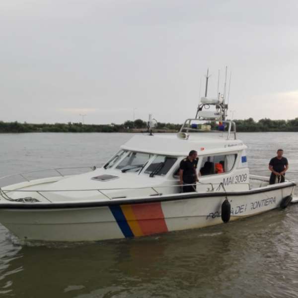 Turişti români, răsturnaţi cu ambarcaţiunea, salvaţi de poliţiştii de frontieră