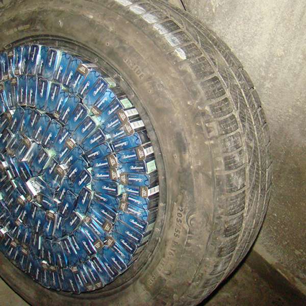 Peste 900 pachete țigări ascunse într-un autoturism