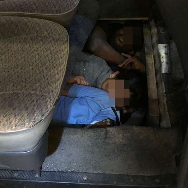 Trei persoane intenţionau să iasă ilegal din România, ascunse într-un microbuz
