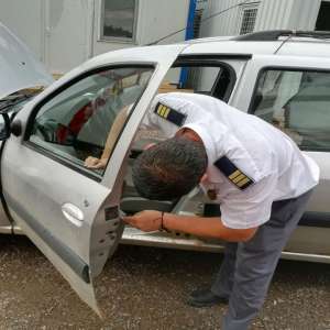 7000 de țigarete ascunse în portiere, descoperite în P.T.F. Rădăuţi Prut