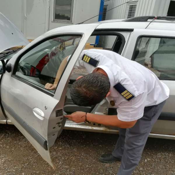 7.000 de țigarete ascunse în portiere, descoperite în P.T.F. Rădăuţi Prut