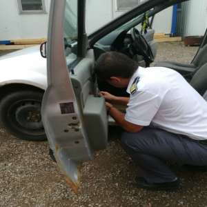 7000 de țigarete ascunse în portiere, descoperite în P.T.F. Rădăuţi Prut