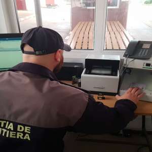 S-a urcat la volan pentru că „a uitat” că are permisul suspendat