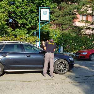 Trei autoturisme căutate de autorităţi, descoperite la frontieră