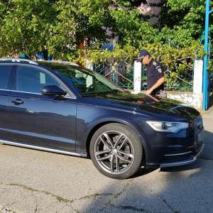 Trei autoturisme căutate de autorităţi, descoperite la frontieră