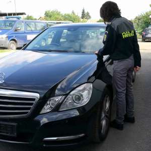Trei autoturisme căutate de autorităţi, descoperite la frontieră