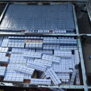 Autoutilitară încărcată cu ţigări de contrabandă, depistată de poliţiştii de frontieră