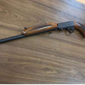 Componentele unei arme de vânătoare, descoperite ascunse într-un autoturism