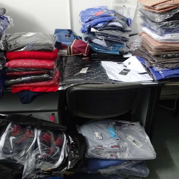 Șase bărbați cercetați de polițiștii de frontieră giurgiuveni pentru că au încercat să introducă în țara sute de bunuri contrafăcute