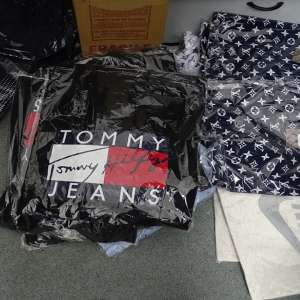 Șase bărbați cercetați de polițiștii de frontieră giurgiuveni pentru că au încercat să introducă în țara sute de bunuri contrafăcute