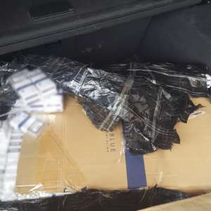 Aproximativ 26.000 de ţigarete de contrabandă,  descoperite într-un autovehicul condus de un cetățean român