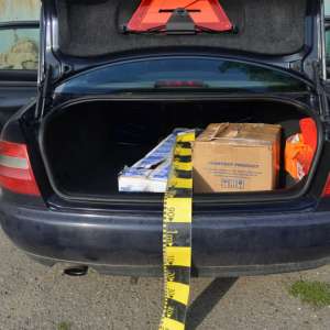 Ţigarete de contrabandă, descoperite în două autoturisme la Iași   