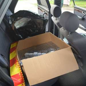 Ţigarete de contrabandă, descoperite în două autoturisme la Iași   