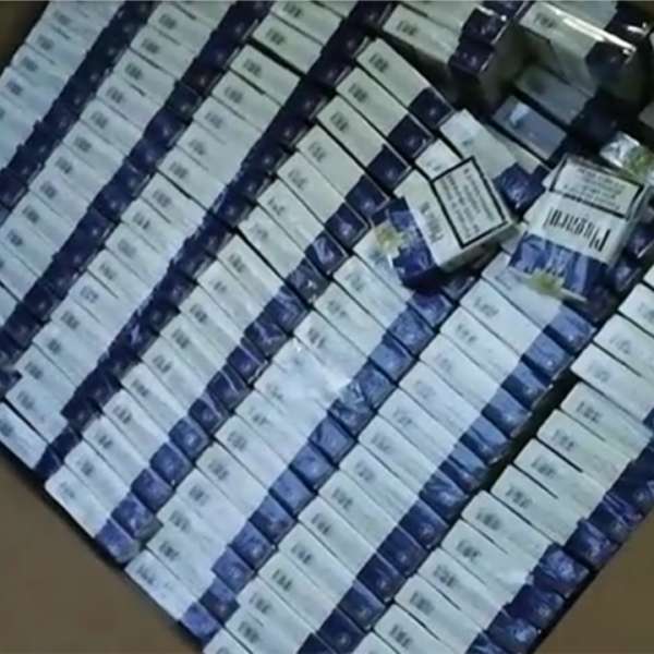 Zeci de mii de pachete cu ţigări ascunse într-un camion, descoperite în P.T.F. Ostrov