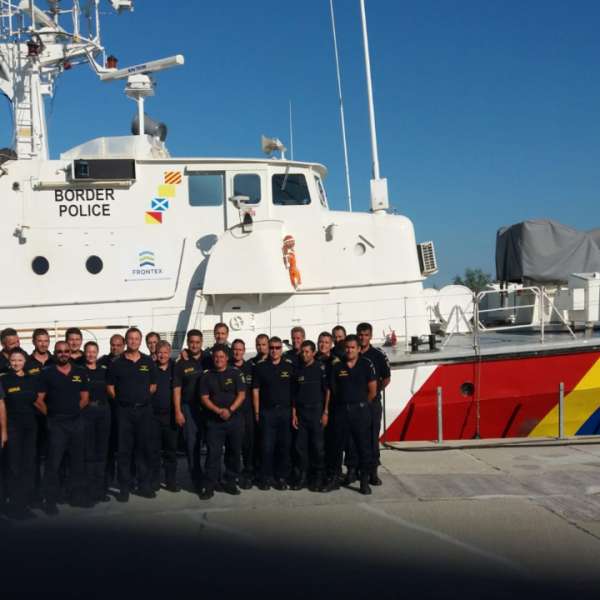 Nava MAI 1103 a predat ștafeta navei MAI 1102 a Poliţiei de Frontieră Române care va supraveghea, timp de 3 luni, frontierele Europei din Marea Egee