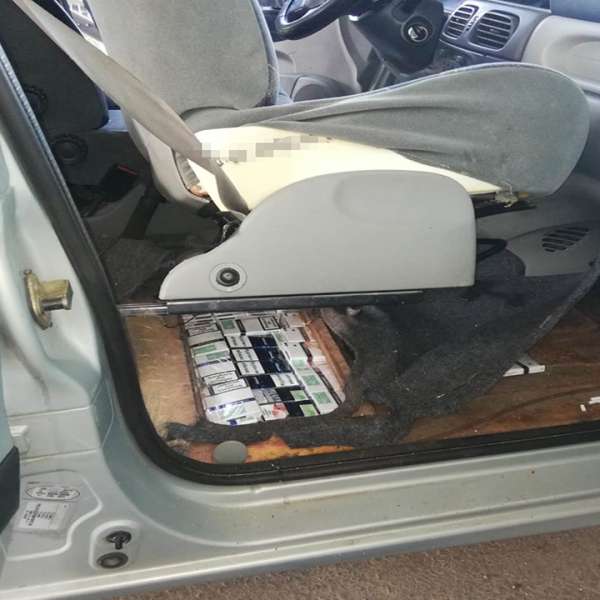 Țigări ascunse în podeaua unui autoturism, descoperite la P.T.F. Halmeu