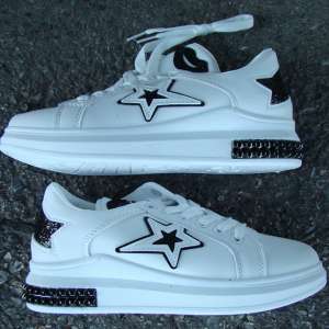 Peste 5.700 de articole de încălţăminte susceptibile a fi contrafăcute, confiscate la P.T.F. Turnu Măgurele