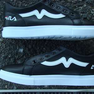 Peste 5.700 de articole de încălţăminte susceptibile a fi contrafăcute, confiscate la P.T.F. Turnu Măgurele