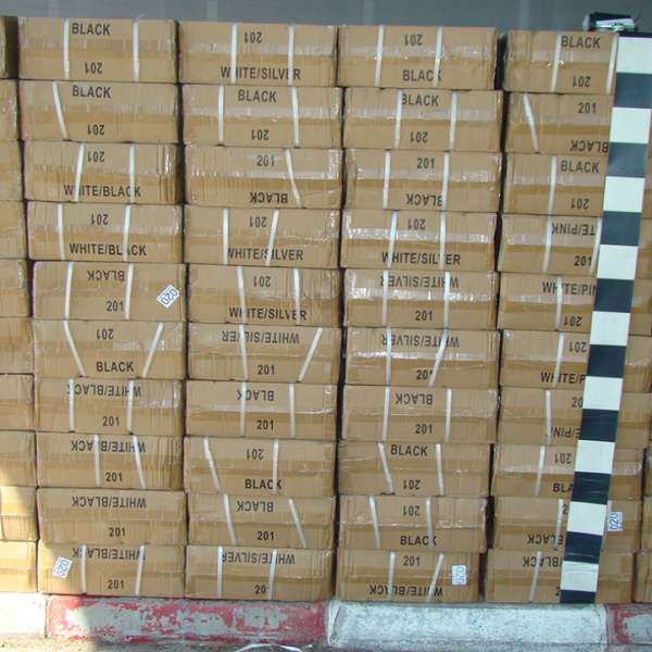 Peste 5.700 de articole de încălţăminte susceptibile a fi contrafăcute, confiscate la P.T.F. Turnu Măgurele