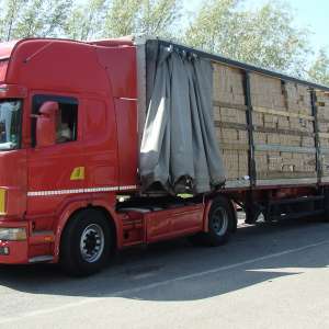 Peste 5.700 de articole de încălţăminte susceptibile a fi contrafăcute, confiscate la P.T.F. Turnu Măgurele