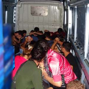 Douăzeci si cinci de migranţi, depistaţi la P.T.F. Calafat ascunși într-un microbuz