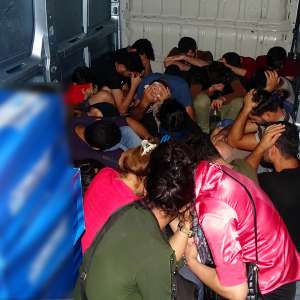 Douăzeci si cinci de migranţi, depistaţi la P.T.F. Calafat ascunși într-un microbuz