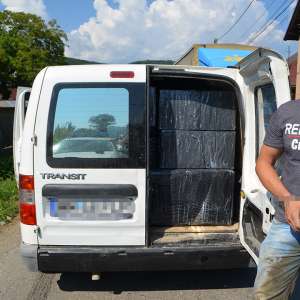 Autoturism plin cu țigări de contrabandă, depistat de polițiștii de frontieră