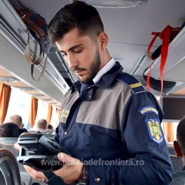 Minor în vârstă de 5 ani, ascuns de mamă sub bancheta unui microbuz pentru a ieşi ilegal din România