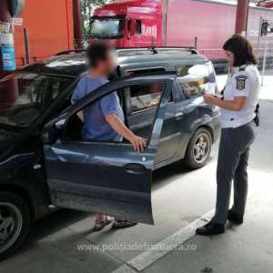 Depistat conducând un autoturism, deşi era sub influenţa băuturilor alcoolice şi nici nu avea un permis de conducere autentic