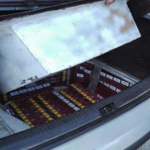 Doi cetățeni cercetați pentru contrabandă și peste 15.000 pachete țigări confiscate