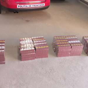 Doi cetățeni cercetați pentru contrabandă și peste 15.000 pachete țigări confiscate