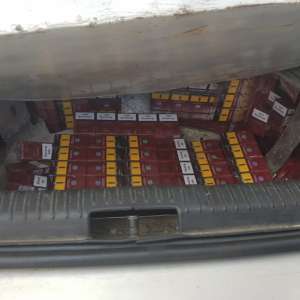 Doi cetățeni cercetați pentru contrabandă și peste 15.000 pachete țigări confiscate