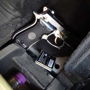 Pistol cu gaze descoperit ascuns într-un autoturism la P.T.F. Calafat