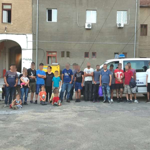 42 de persoane din Irak, Palestina și Siria intenţionau să iasă ilegal din ţară, ascunse în interiorul unui autocamion