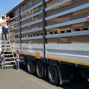 42 de persoane din Irak, Palestina și Siria intenţionau să iasă ilegal din ţară, ascunse în interiorul unui autocamion