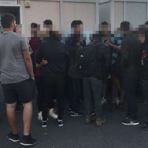 33 de persoane intenţionau să iasă ilegal din România,  ascunse în interiorul unui automarfar