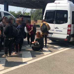 33 de persoane intenţionau să iasă ilegal din România,  ascunse în interiorul unui automarfar