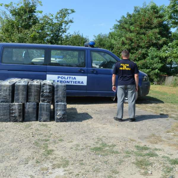 Aproximativ 11.000 pachete cu ţigări transportate cu o barcă pneumatică peste râul Prut