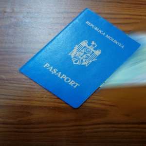 Cetăţean din Republica Moldova cercetat pentru dare de mită