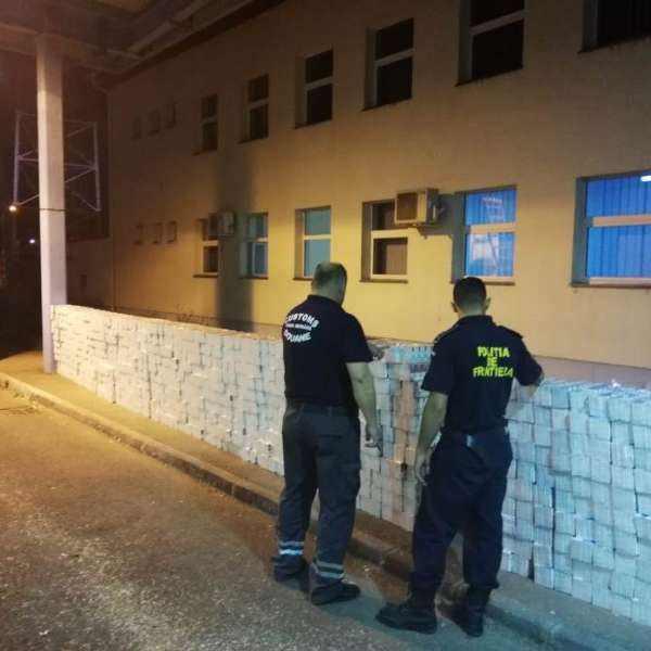 40.000 de pachete cu țigări, descoperite ascunse în plafonul unei semiremorci la P.T.F. Halmeu