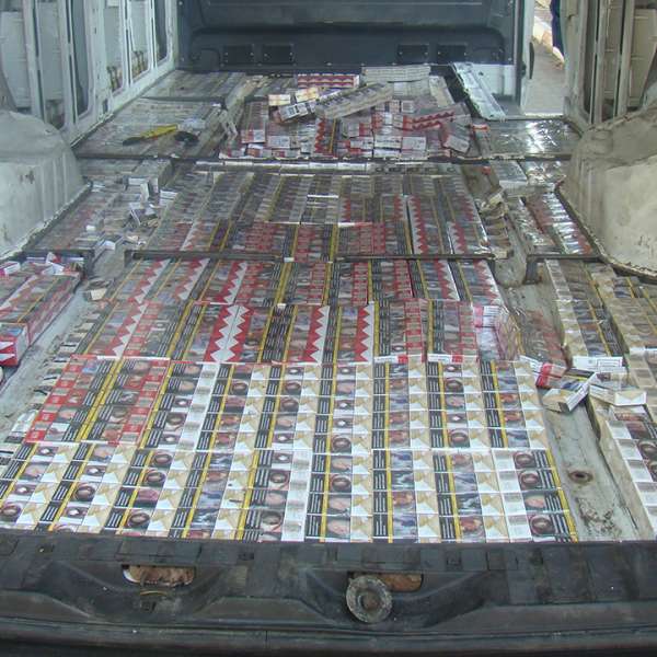 Mii de pachete cu ţigări descoperite ascunse într-o autoutilitară la P.T.F. Turnu Măgurele