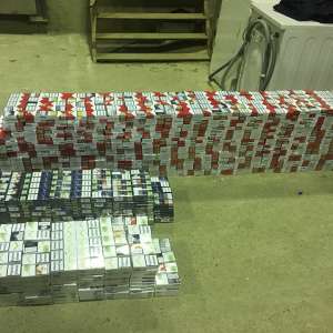 Țigări ascunse în locul roții de rezervă şi în pragurile unui autoturism, descoperite la PTF Halmeu