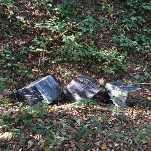 Țigări ascunse în locul roții de rezervă şi în pragurile unui autoturism, descoperite la PTF Halmeu