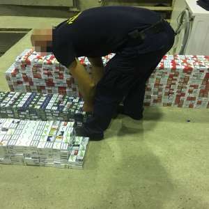 Țigări ascunse în locul roții de rezervă şi în pragurile unui autoturism, descoperite la PTF Halmeu