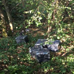 Țigări ascunse în locul roții de rezervă şi în pragurile unui autoturism, descoperite la PTF Halmeu